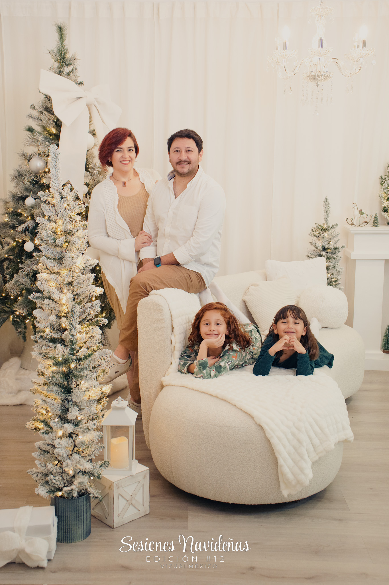 Foto familiar en sala navideña