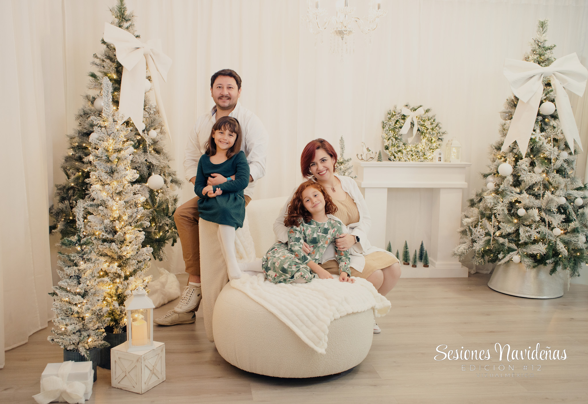 Foto de familia en sala navideña moderna